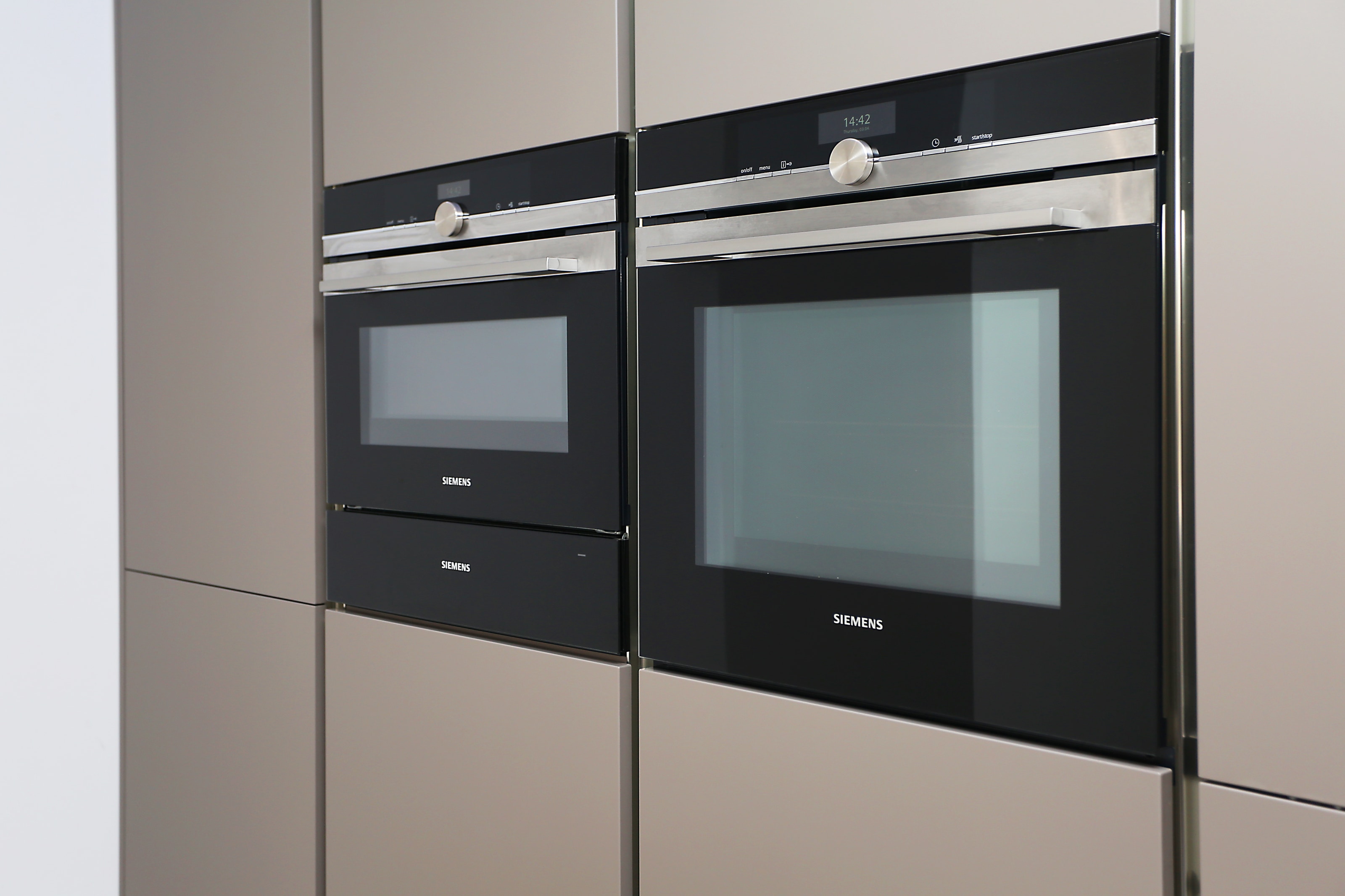 Stormer Matt White Mustard Handleless Kitchen 1 | Ligneous Kitchens, Surrey